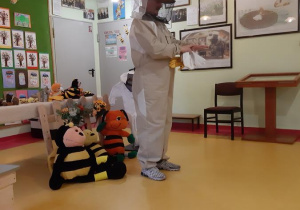 Pan Tomasz prezentuje strój pszczelarza.